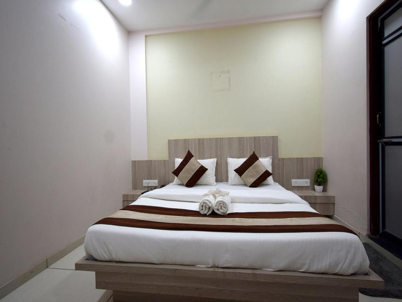 Hotel Embassy Kalol Zewnętrze zdjęcie