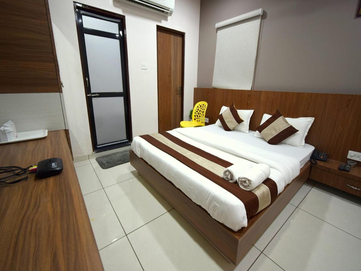Hotel Embassy Kalol Zewnętrze zdjęcie
